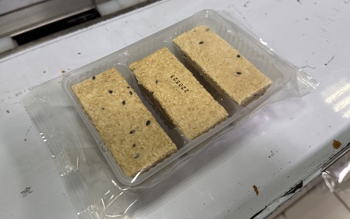 Упаковка хлебцев на оборудовании флоупак с подачей газа